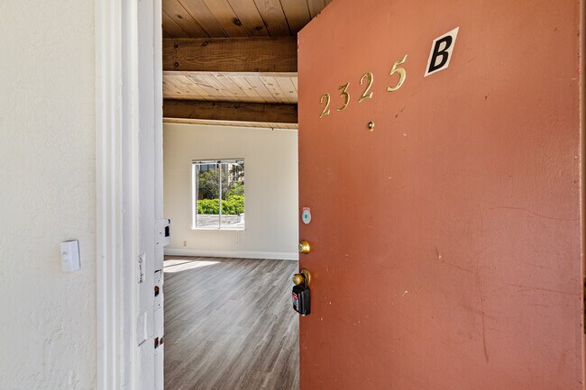 Foto del edificio - 2325 Russell St