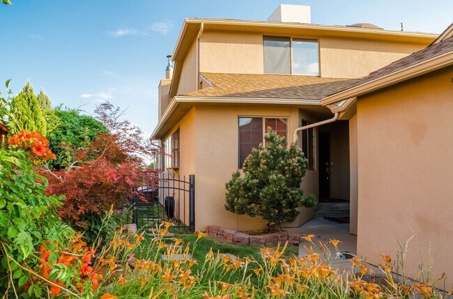 Foto del edificio - One of a kind Furnished Home with gorgeous back yard!