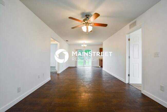 Building Photo - 3 Bedroom Pet-Friendly Home in Umatilla, FL with Main Street Renewal