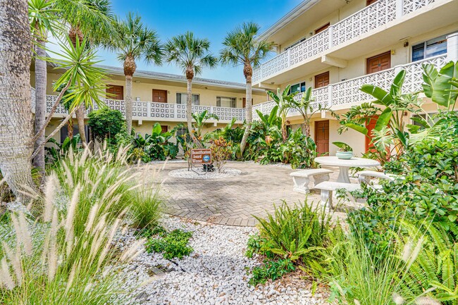 Building Photo - Furnished Beachside 1st Floor Condo