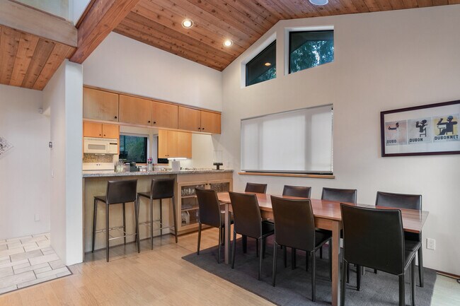 Building Photo - 23876 Lakeview Dr