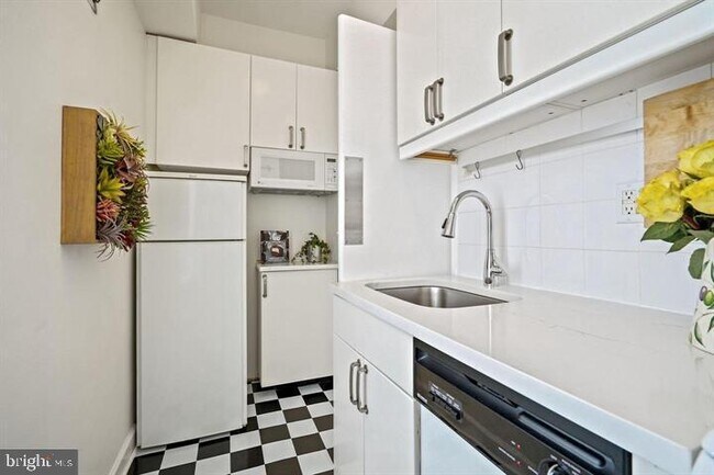 Building Photo - 1 Scott Cir NW