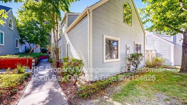 Building Photo - 2713 Lakeview Dr