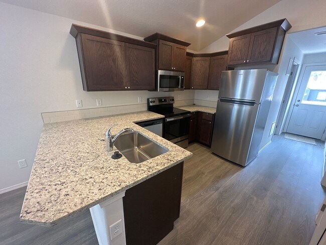 Foto del edificio - MIDTOWN 2 Bdrm Cottage, 1 bath, Air Conditioning, Laundry Room, Large Covered Patio, Off Street P...