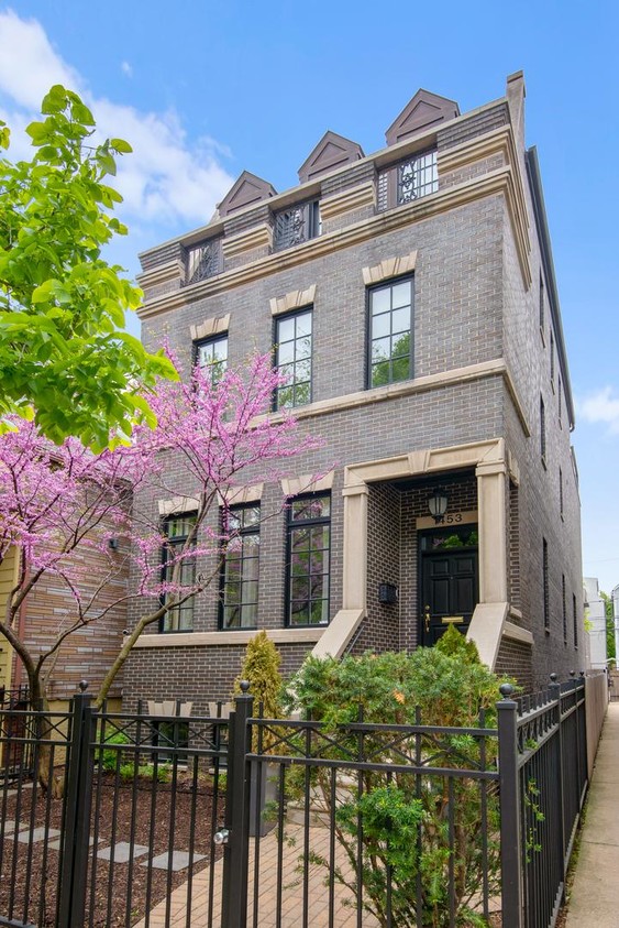 Primary Photo - 6 bedroom in Chicago IL 60657