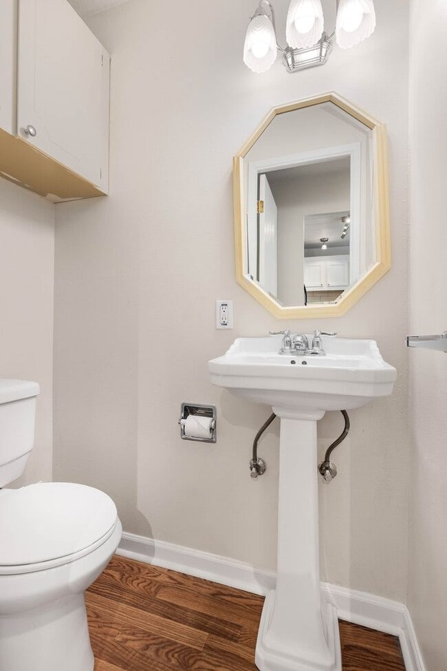 Building Photo - Bright 2 Bedroom Townhouse with Creek Views and Excellent Commuter Location