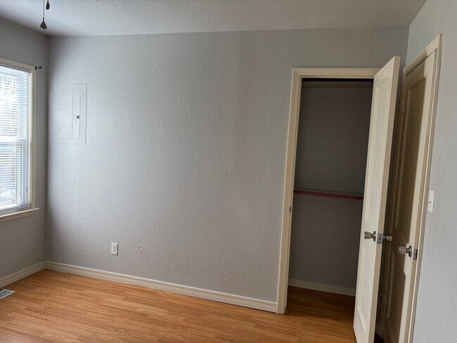 Foto del edificio - Cute two bedroom home with walking distance to elementary school