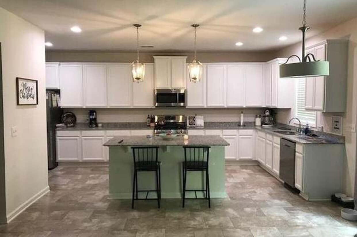 Foto del edificio - 4Bed/2.5Bath 2729 sq ft home located in Burnside Farms