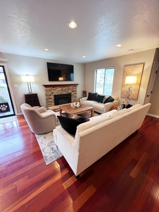 Foto del edificio - 2 Bed/2.5 Bath Townhome - Beautifully Upgr...