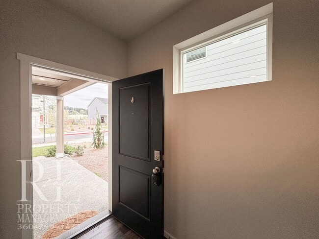 Building Photo - Bright 2024-Built Home with Modern Finishes & Fully Fenced Yard