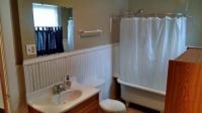 Foto del edificio - Charming 2-Bedroom Apartment in Cedar Falls – Great Location!