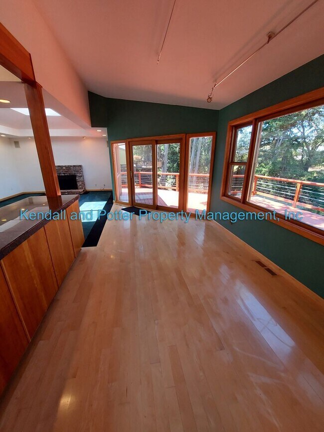 Building Photo - Immaculate 3BR/2BA home with great views o...