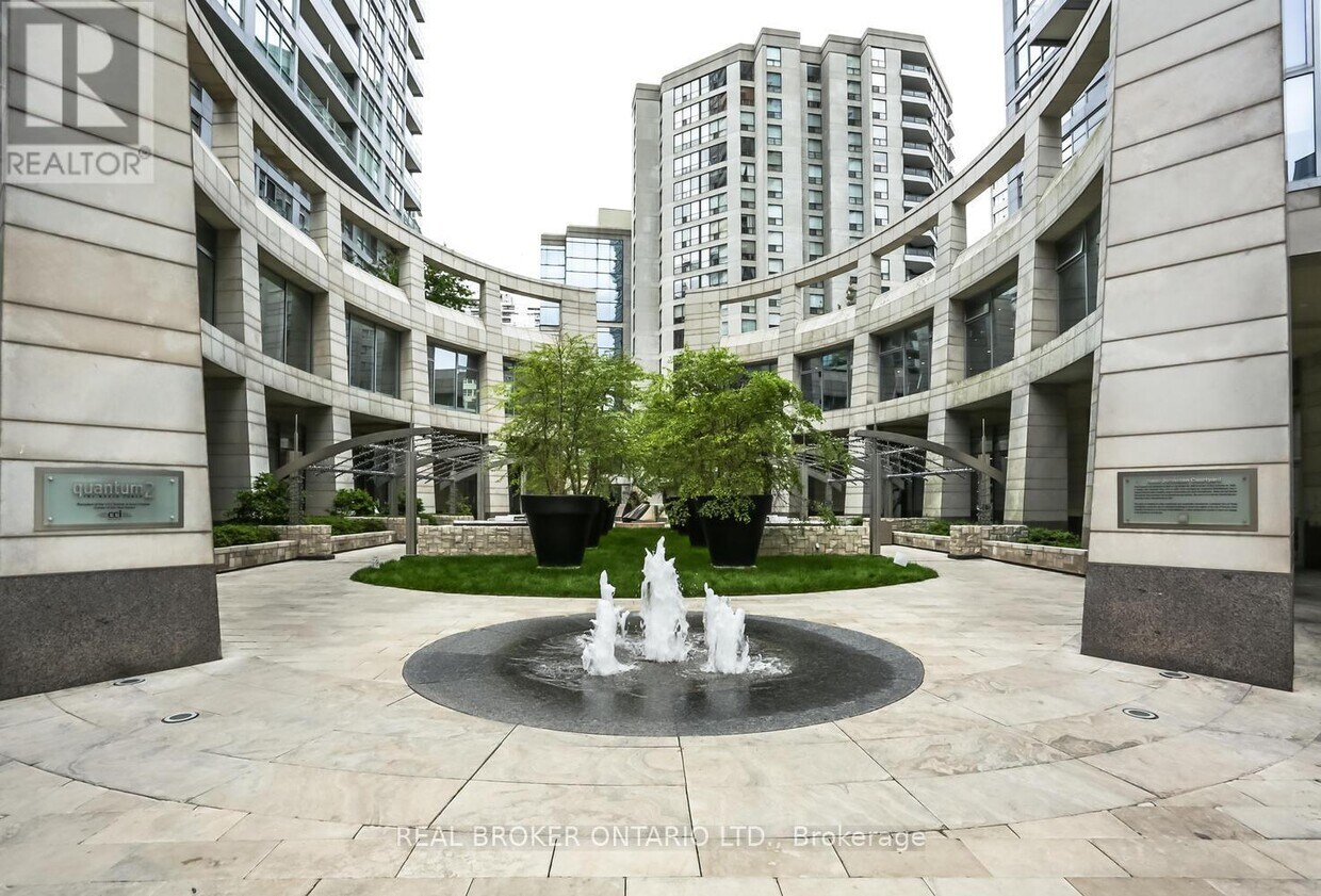 Photo principale - 2191-2191 Yonge St