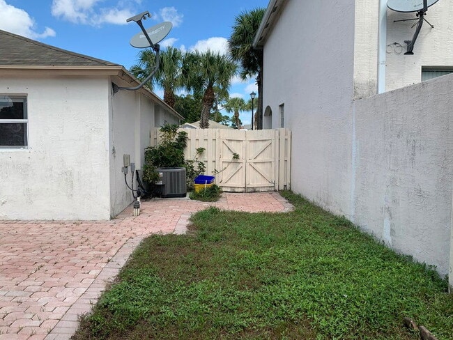 Building Photo - 5900 Azalea Cir