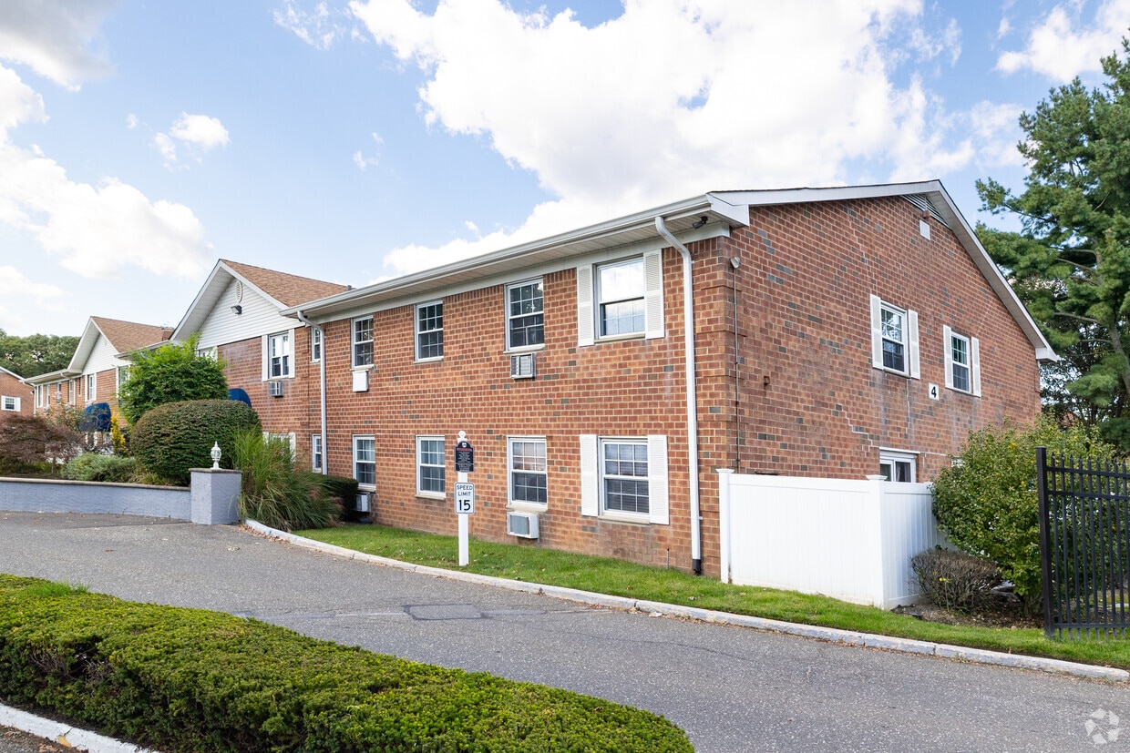 460 Old Town Rd, Port Jefferson Station, NY 11776 Apartments in Port