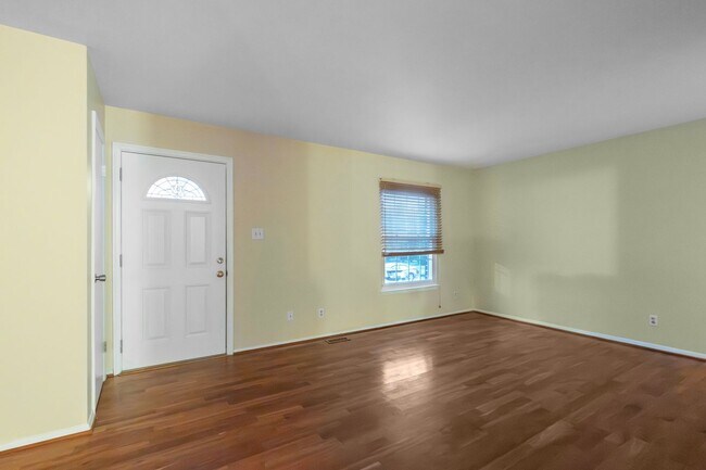 Building Photo - Lovely 3 BR/2 BA Townhome in Pasadena!