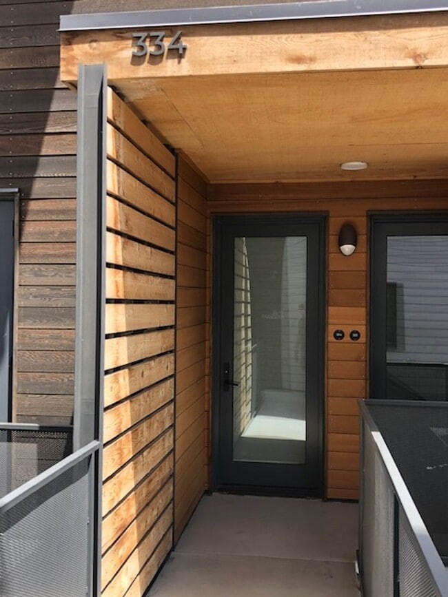 Building Photo - 2 Bedroom Condo in the Confluence!