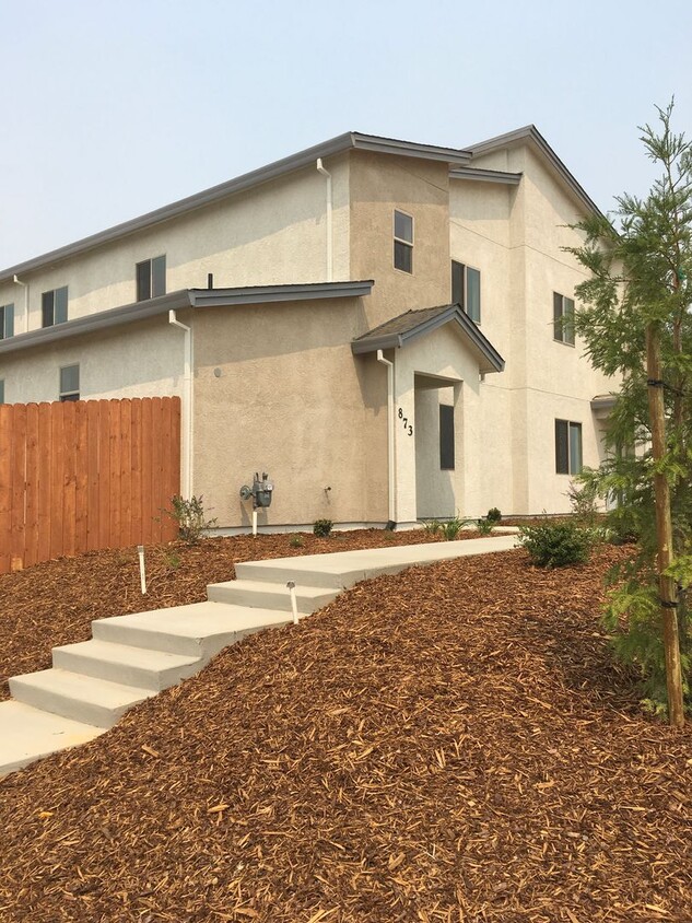 Foto principal - 4 Bedroom West Redding Townhome