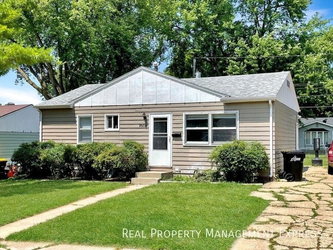 Building Photo - Charming 4 bed 2 Bath Home