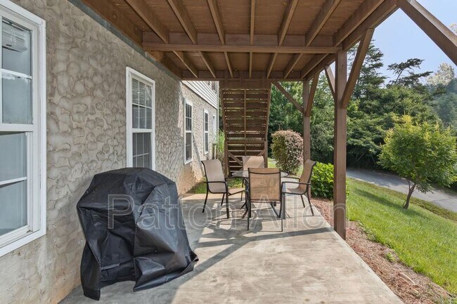 Foto del edificio - 5 Robert Allman Rd