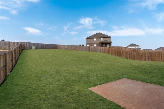 Foto del edificio - 4 bedroom 2.5 bath in Lowell-south of Promanade