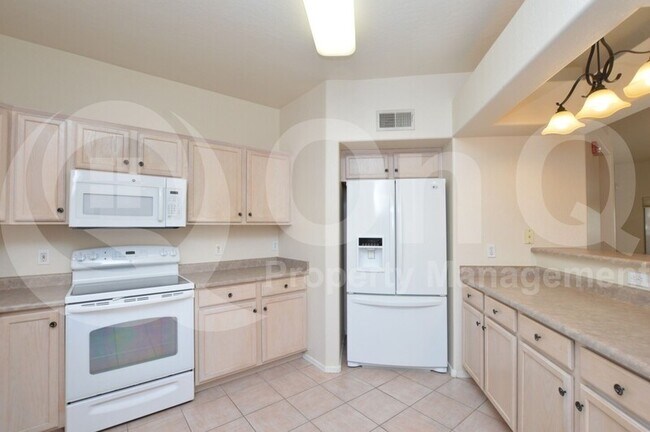 Foto del edificio - 1351 N Pleasant Dr