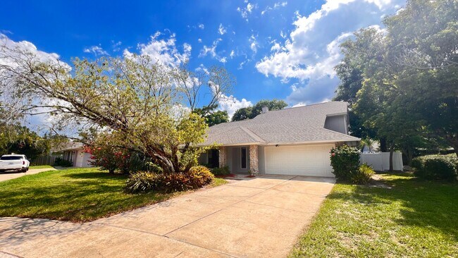 Building Photo - Discover Your Dream Home in Alafaya Woods:...