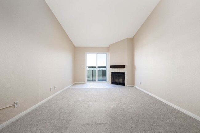 Building Photo - Cute 2 bedroom 2 bathroom condo in University Heights!
