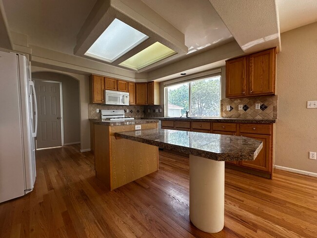 Foto del edificio - Large 2-story home with 3 bedrooms up plus loft!  Finished basement!