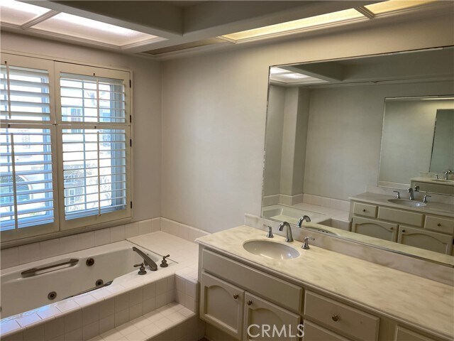 Building Photo - 6061 Shadowbrook Cir