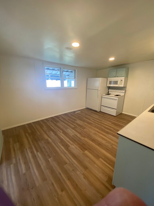 Eat-in kitchen - 220 E Oak St