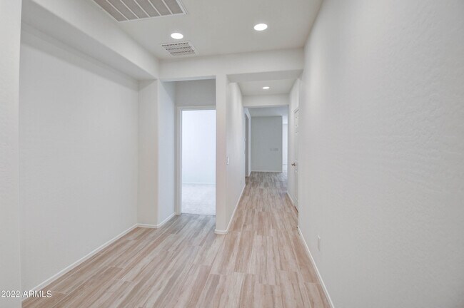 Building Photo - 8529 W Fleetwood Ln