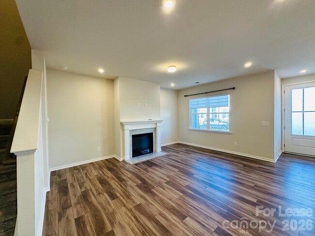 Foto del edificio - 5851 Strathmore Ct