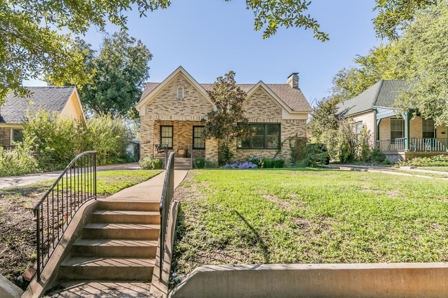 Building Photo - CHARMING and UPDATED 3/2 in The Cultural District