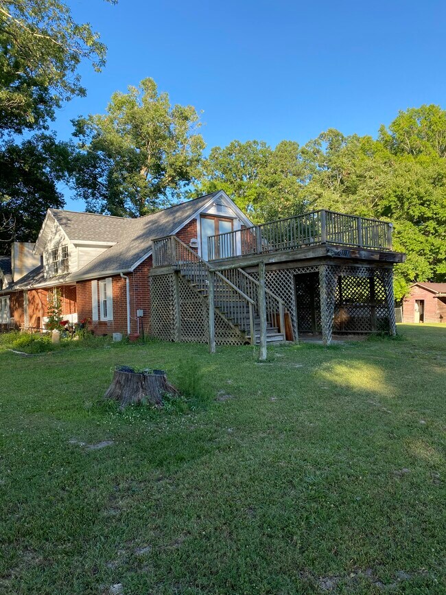 El apartamento está en la planta superior de la casa. - 2221 Wildcat Creek Rd