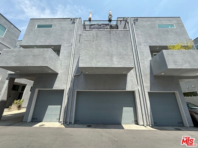 Foto del edificio - 2931 1/2 Denby Ave
