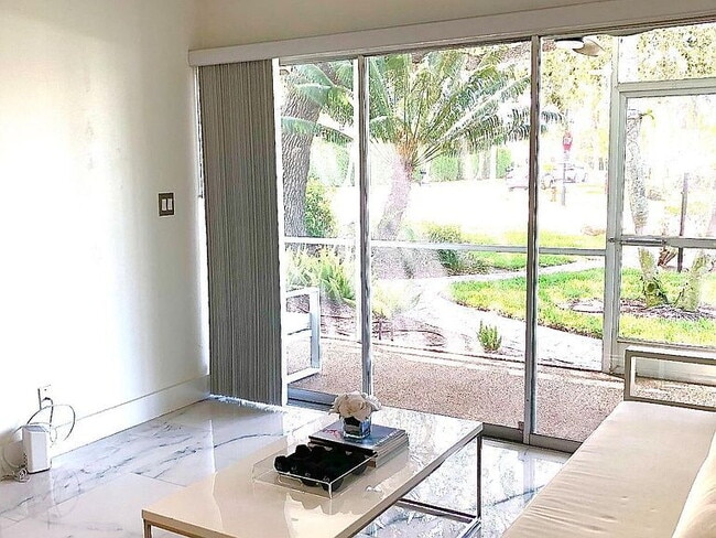 Building Photo - "Charming 1-Bedroom Oasis in the Heart of Naples – 580 Sq Ft of Pure Comfort!"
