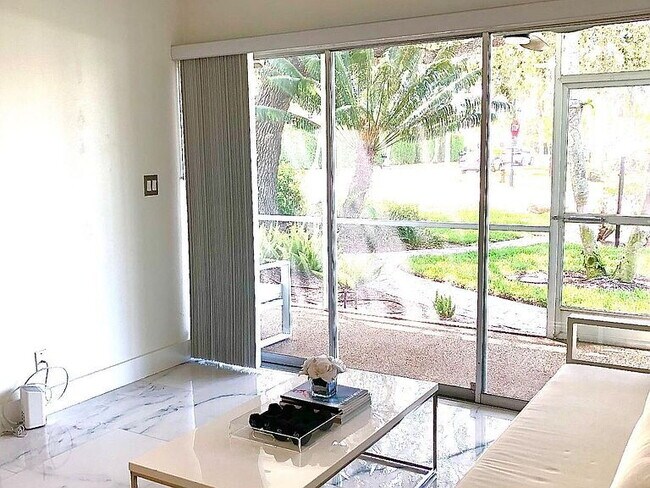 Foto del edificio - "Charming 1-Bedroom Oasis in the Heart of Naples – 580 Sq Ft of Pure Comfort!"