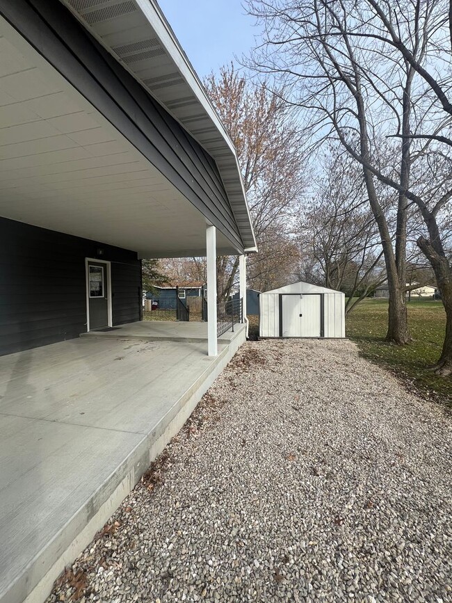 Building Photo - 804 N Oak St