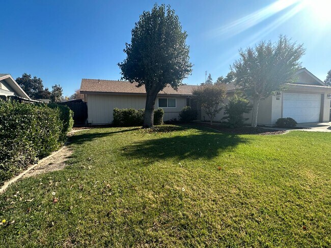 Foto del edificio - SW Visalia Home coming soon!!