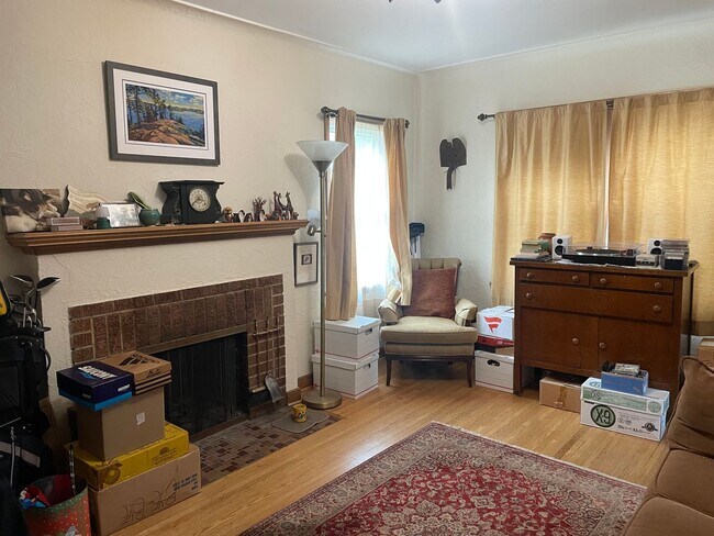 Foto del edificio - The Cutest 3-Bedroom Tudor - One Block Fro...