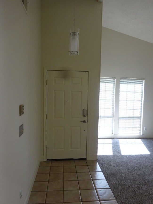 Building Photo - Pocket 3 Bedroom, 2 Bath Half-plex