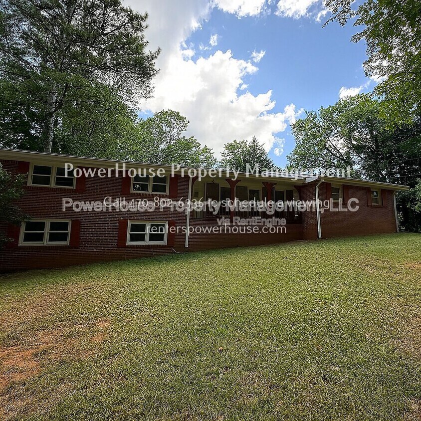 Foto principal - 3155 Oak Dr