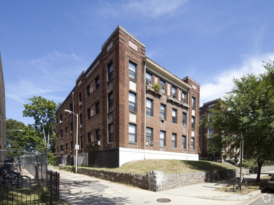 Primary Photo - 1445 Spring Rd NW