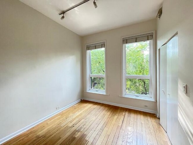 Foto del edificio - 2033 N Racine Ave