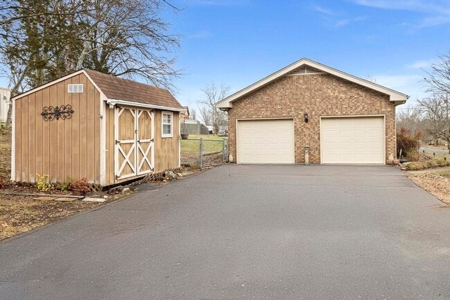 Building Photo - 703 Lucien Dr