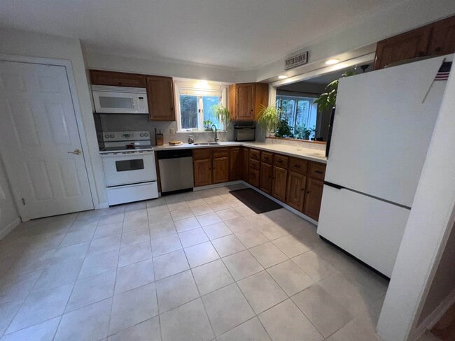 Building Photo - 33 Harbor Way