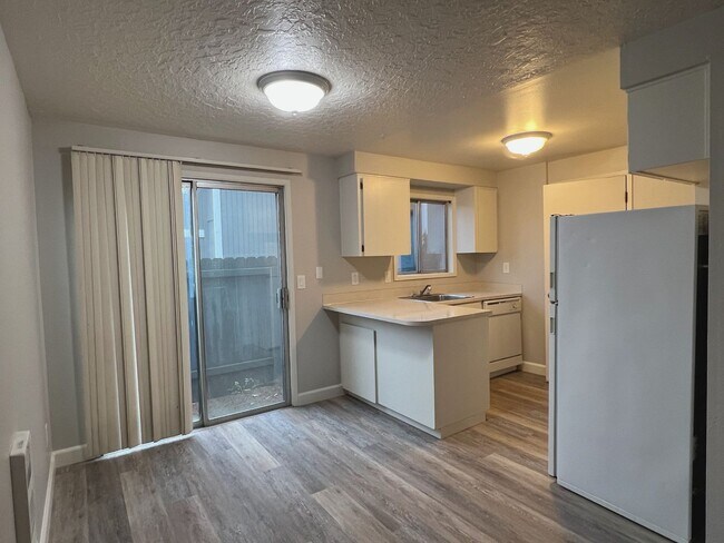 Foto del edificio - NEWLY REFRESHED Two Bedroom Townhome Style...