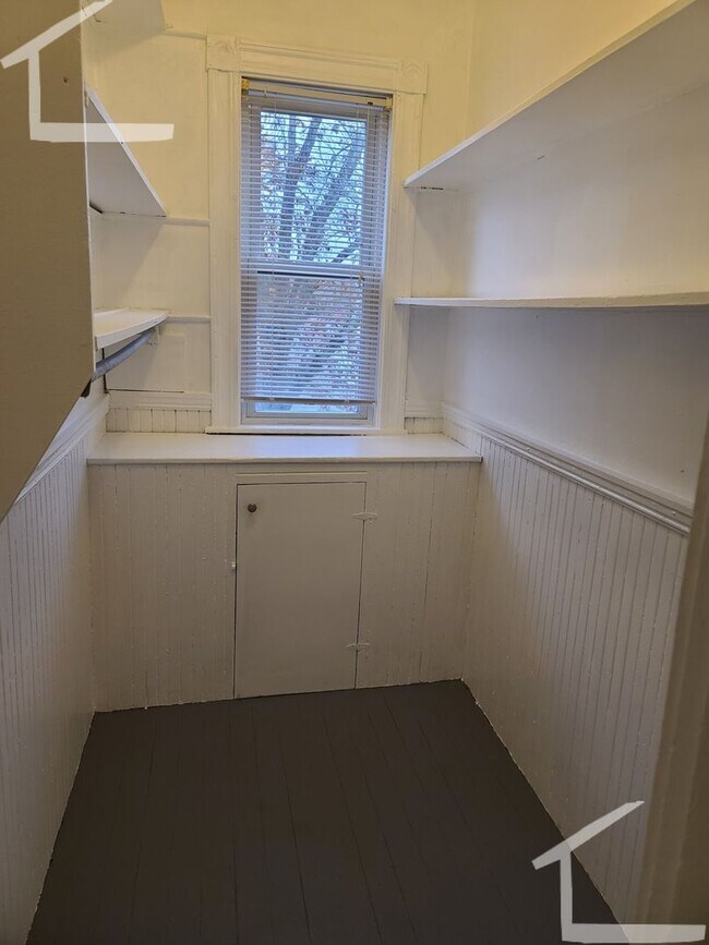 Building Photo - 9/1 No Fee! Spacious 4BR near Oak Sq, Brig...