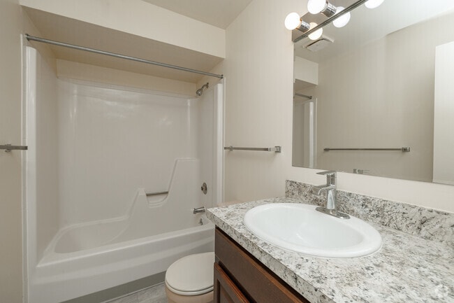 1 habitación, 1 baño, 900 pies cuadrados, baño - Wildwood Ridge Apartments